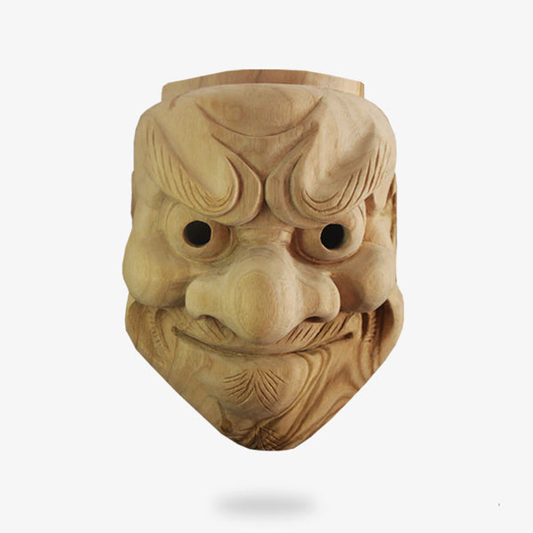 Ce masque en bois japonais est un visage de viel homme en train de sourire