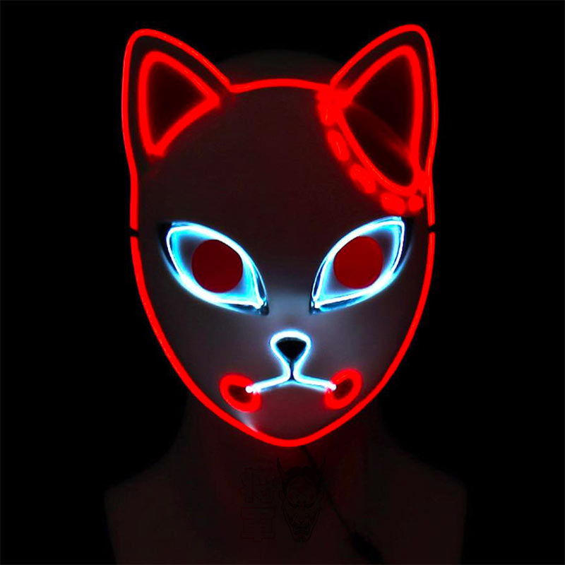 Ce masque Kamado est un masque lumineux du renard Kitsune. Les leds sont de couleur rouge