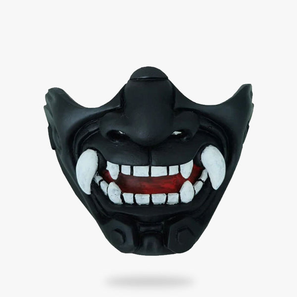 Ce masque mempo noir est un demi-visage de démon japonais Oni. Masque de samouraï avec des crocs