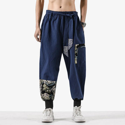Un homme porte un pantalon japonais traditionnel avec des motifs de dragons japonais et de vagues japonaise