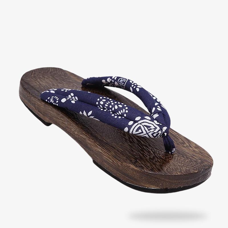 Ces sandales traditionnelles japonaises sont des chaussure en bois zori. La semelle est plate et sculpté en bois léger