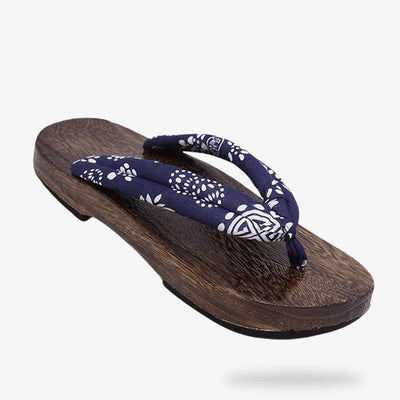 Ces sandales traditionnelles japonaises sont des chaussure en bois zori. La semelle est plate et sculpté en bois léger