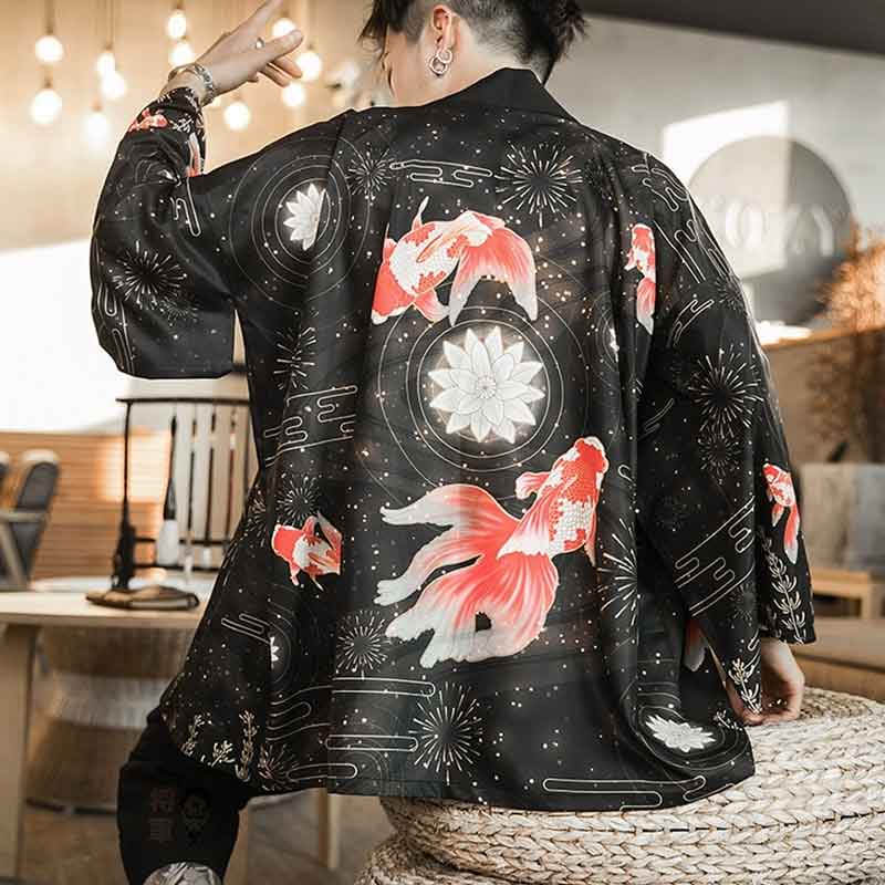 Cette veste kimono est un soulive haori avec un motif de carpe Koi imprimé dans le dos