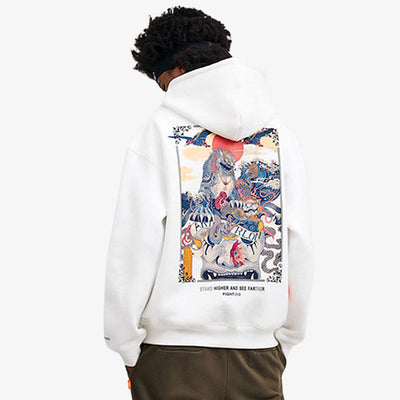 Un homme porte un sweat motif japonais avec un imprimé de démon Komainu