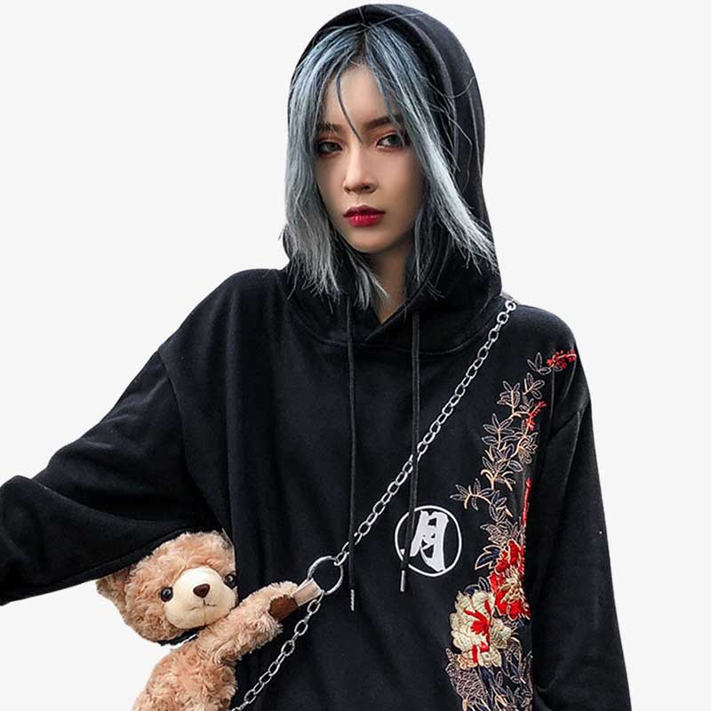 Un sweat japonais femme avec des broderies de fleur de sakura. Style manga et Harajuku pour ce hoodie japonais femme
