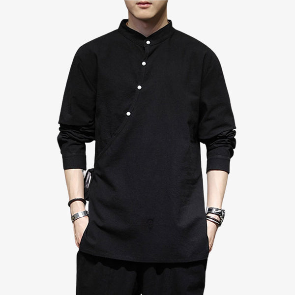 Un homme porte un T-shirt Japonnais de couleur noir avec des manches longues. Le top du T-shirt est un col mao avec 4 boutons blancs