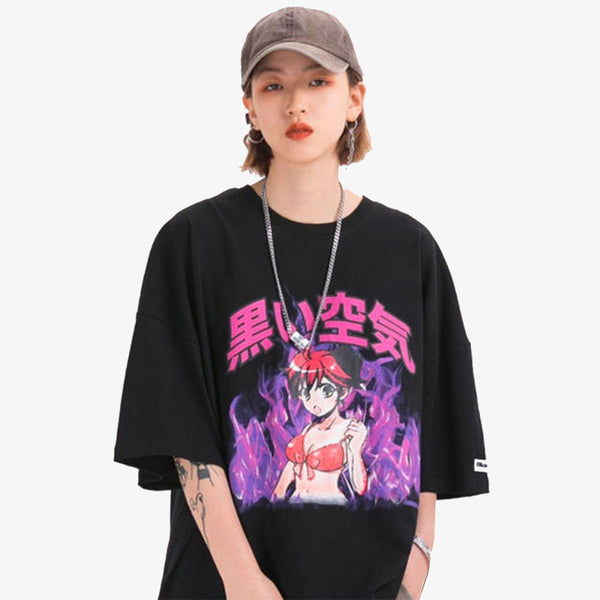 Un japonaise porte un t-shirt Manga Femme avec une casquette et une chaine autour du cou. Le tee-shirt japonais noir a un imprimé de fille et des kanji