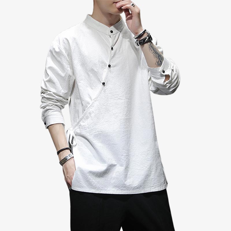 Un homme porte un T-shirt jap de couleur blanche. Le tissu de ce tee-shirt japonais est en lin