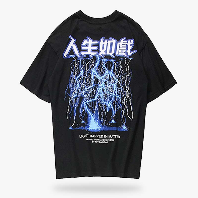 Ce vêtement noir est un t-shirt japonais pour homme avec des inscriptions de Kanji et un dessin tonerre