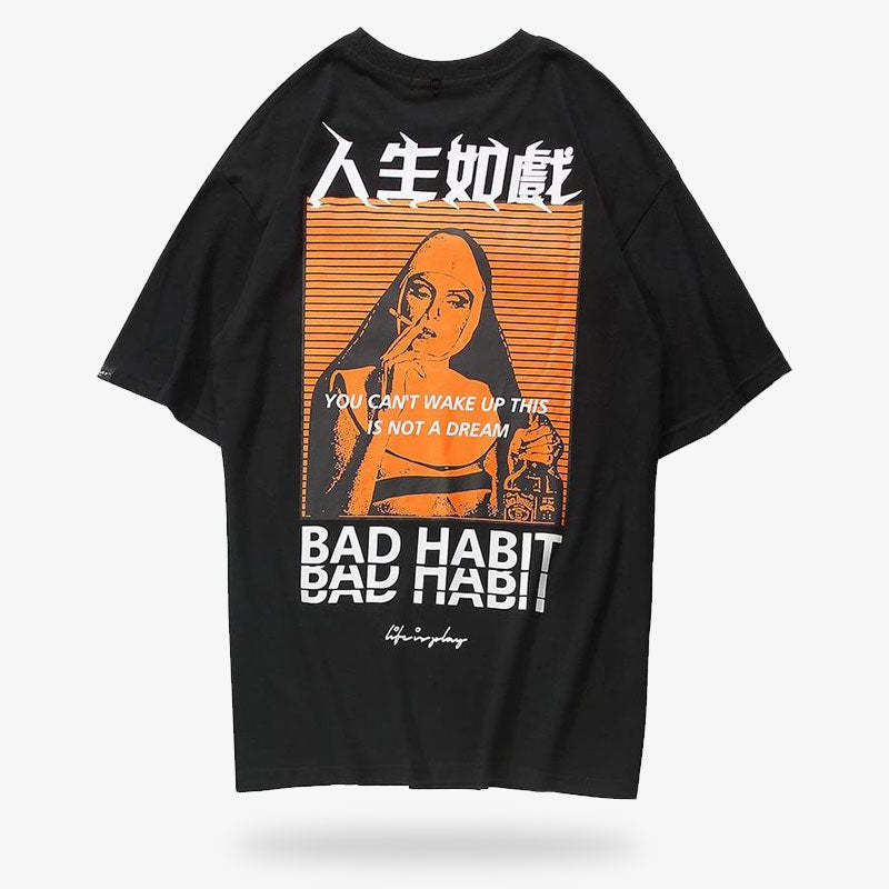 Cet habit japonais est un t-shirt streetwear qui représente une femme en train de fumer