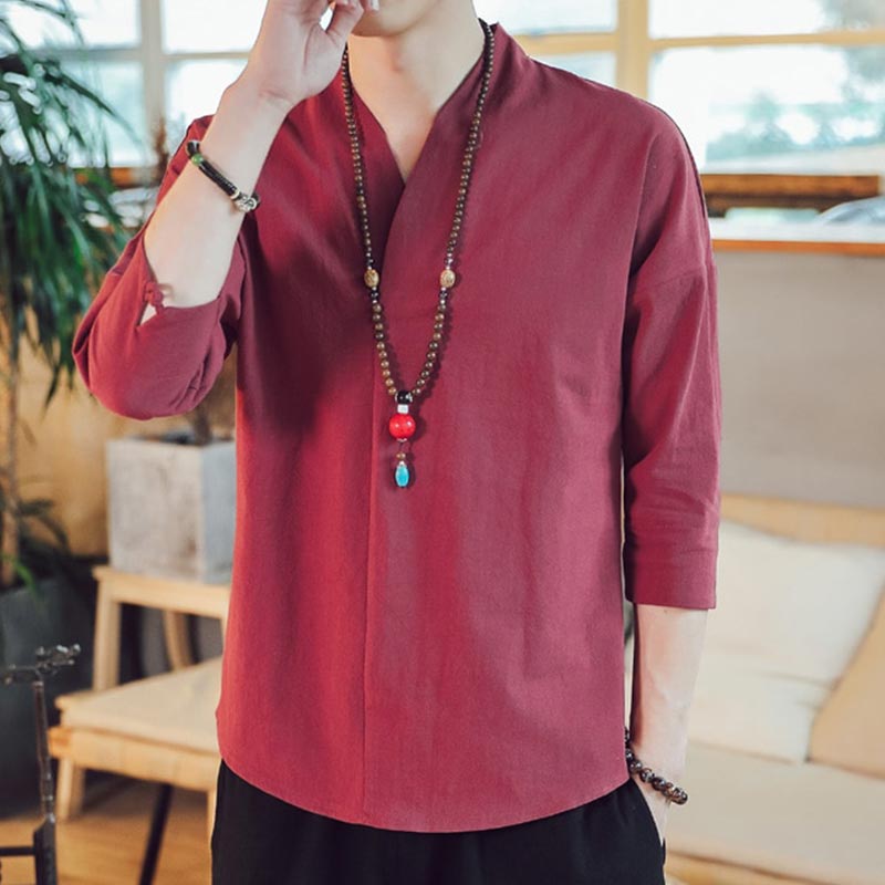 Cet habit zen est un tshirt japon homme de couleur lie de vin. Ce japonais porte aussi un collier en perle pour un style nippon zen