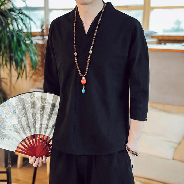 Un homme porte un tshirt japonais noir et un collier en perle autour du cou