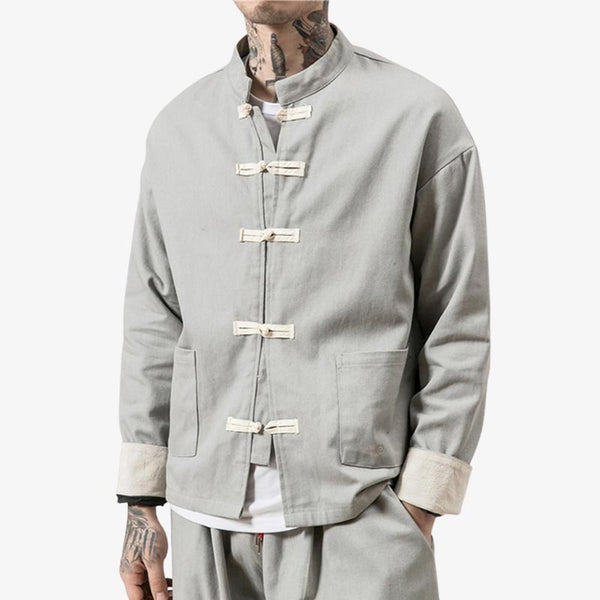 Ce vêtement est une veste homme japonaise avec un col mao et des boutons