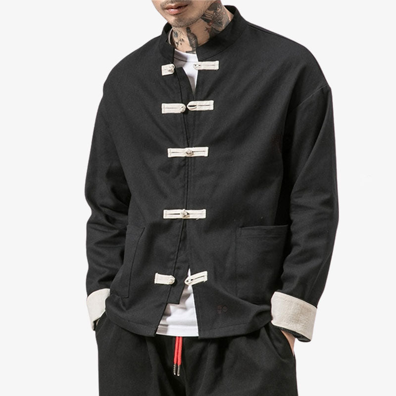 Un homme porte une veste japonaise pour homme. Manteau coton avec un col mao est des boutons pour fermer le vêtement