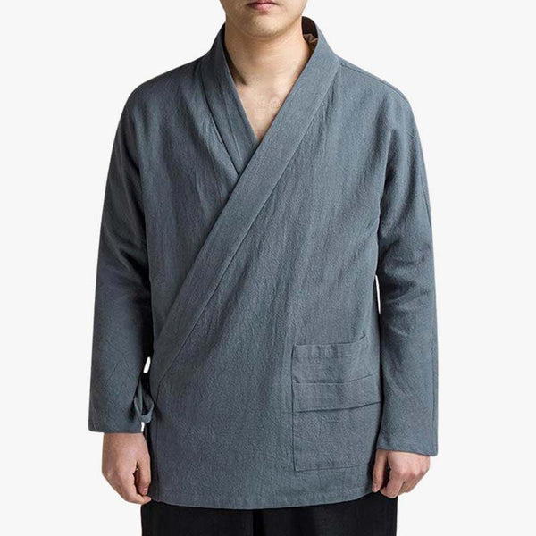 UN homme est debout et habillé avec un vetement traditionnel japonais qui se porte comme une veste haori