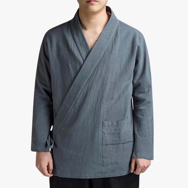 UN homme portant un vetement traditionnel japonais qui se porte comme une veste haori