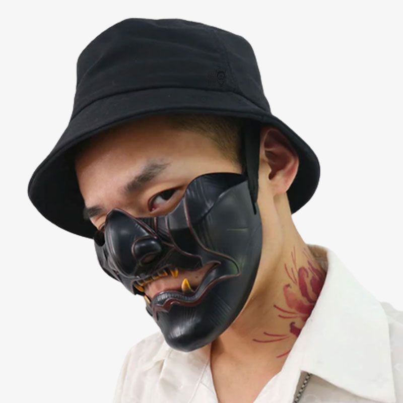 Un homme japonais porte un accessoire ghost of tsushima: le masque samouraï Oni