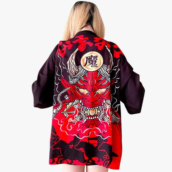 Ou acheter une veste kimono. Une femme porte un kimono haori avec un motif japonais de démon Oni rouge
