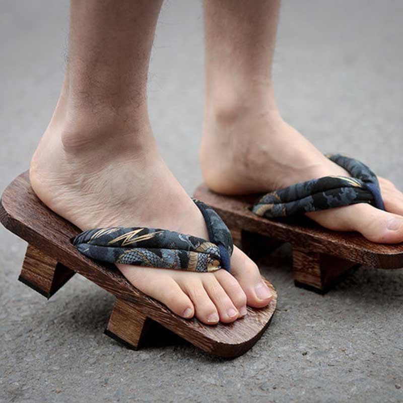 La ama geta est une sandale japonaise en bois. L'homme porte ces chaussures traditionnelles pieds nus.