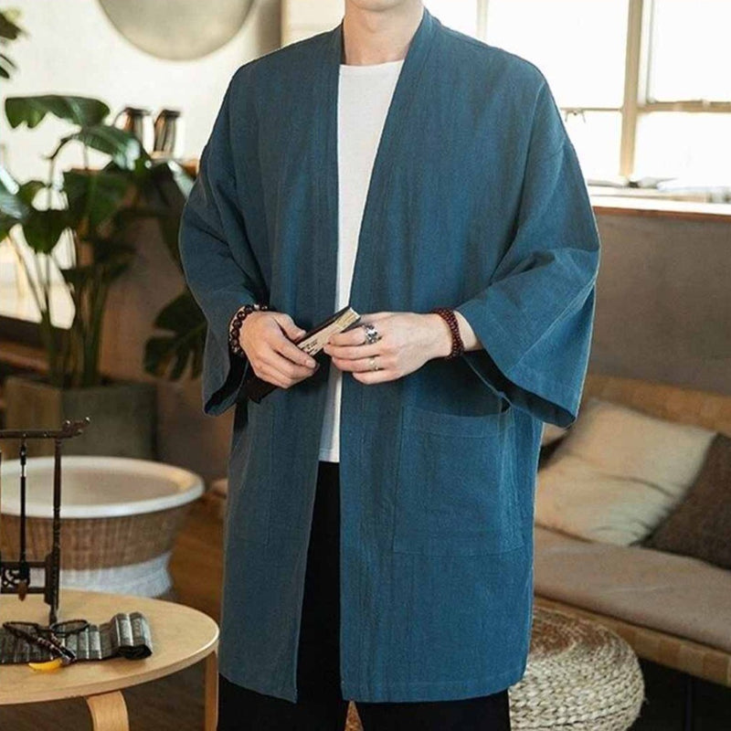 Homme portant un kimono cardigan japonais pour un look japonais samourai et d'harajuku