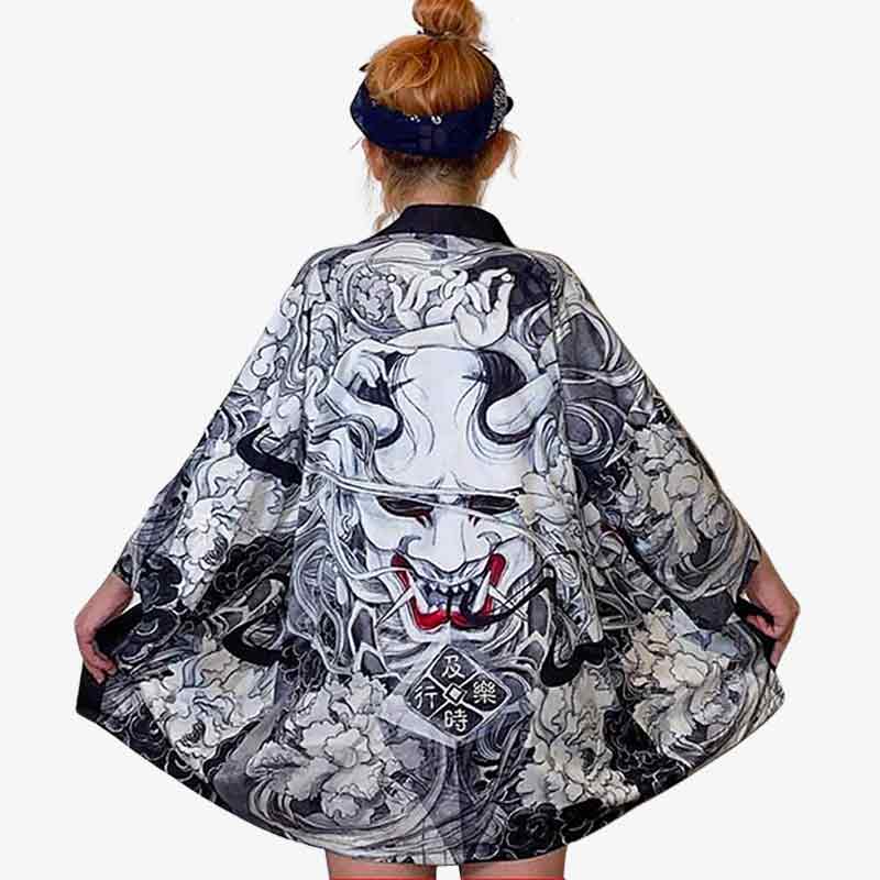 Une femme porte un cardigan japonais avec un motif imprimé de démon Oni sur le tissus en coton