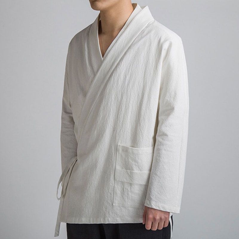 Le cardigan kimono homme est une tenue japonaise traditionnelle. Le tissu est en lin et les manches longues donnent un look samouraï retro. Cet habit du Japon est confortable et fluide. Portez cette veste japonaise quelque soit la période de l'année