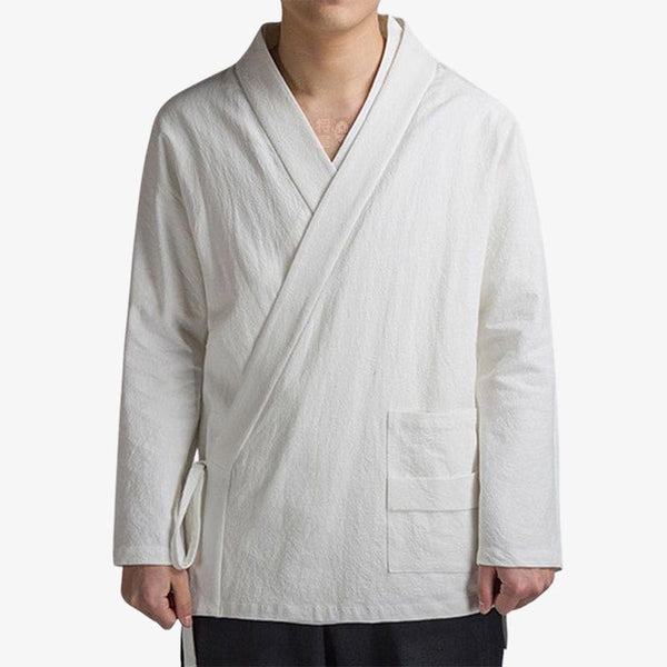 UN homme portant un cardigan kimono blanc pour un look japonais de samourai