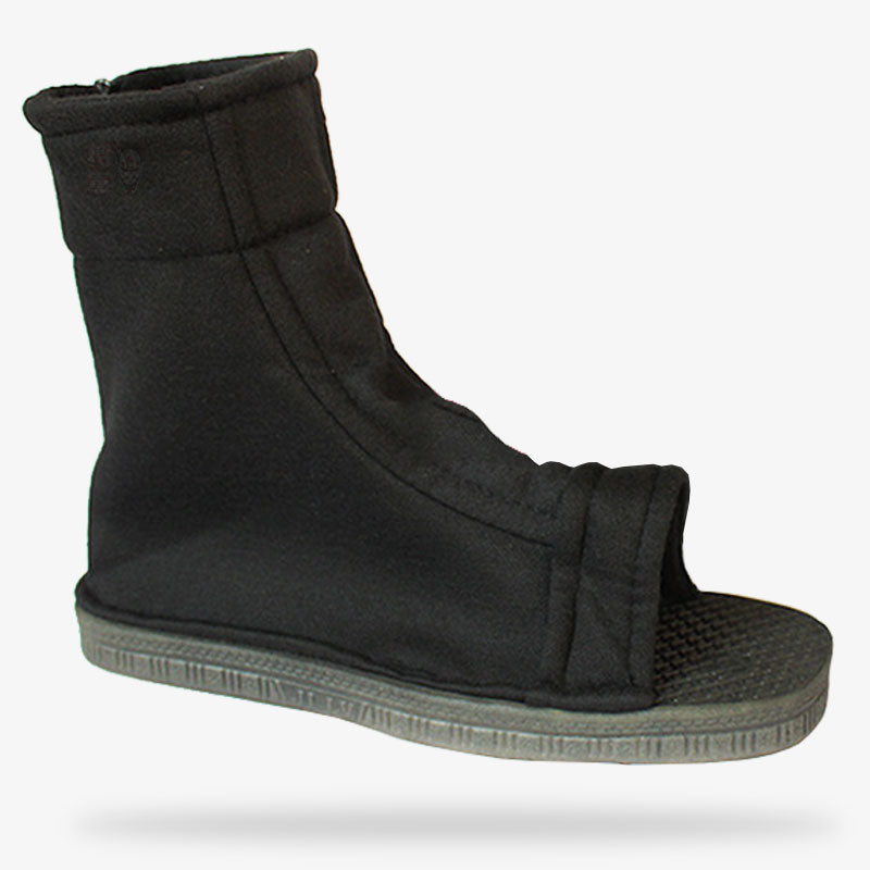 Cette chaussure ninja noir est porté par les shinobi