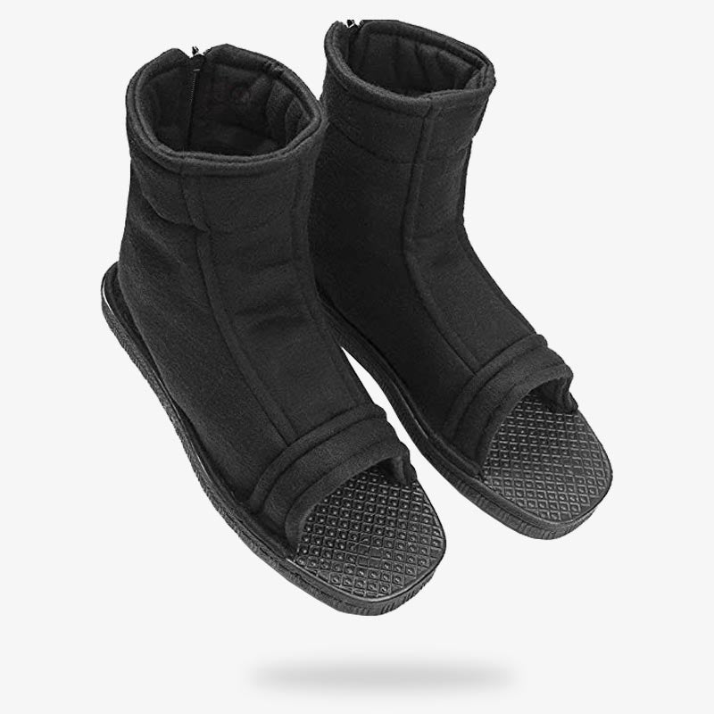 Ces chaussures ninja sont noires comme les costumes de Shinobi