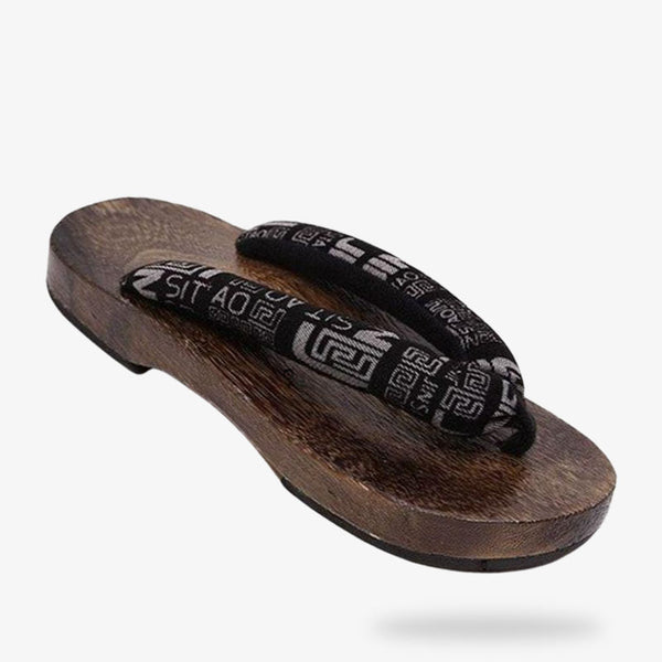 Cette claquette japonaise est un sandale zori fabriquée en bois. La lanière est en coton doux