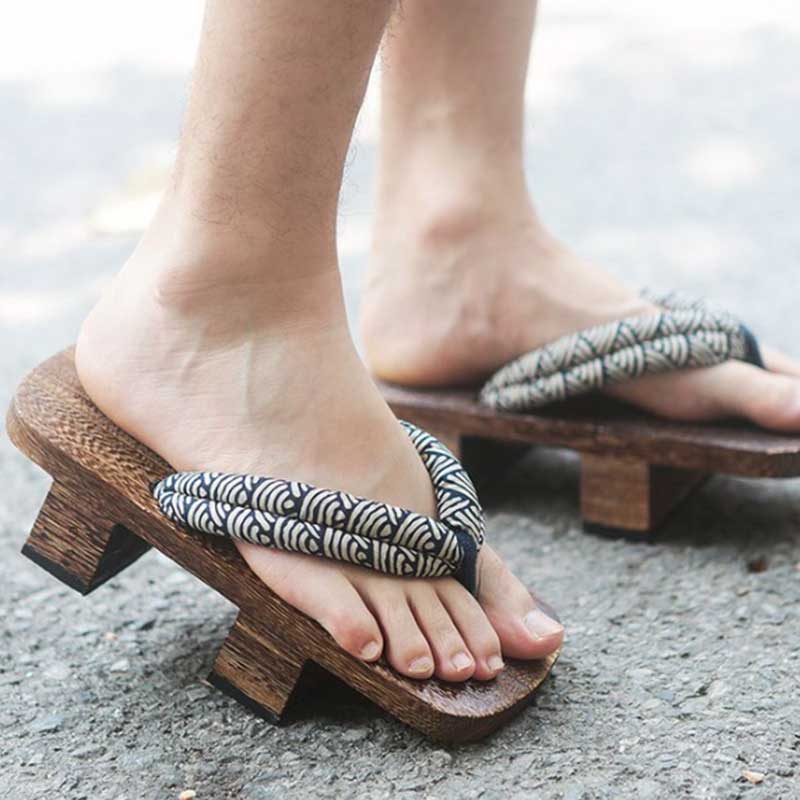 Ces claquettes japonaises en bois se portent pieds nus. La lanière est décorée avec le motif japonais Seigaiha