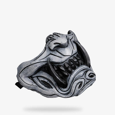 Le demi-masque samourai demon japonais est terrifiant. Ce masque cosplay se porte avec un deguisement d'Halloween ou bien un costume cosplay