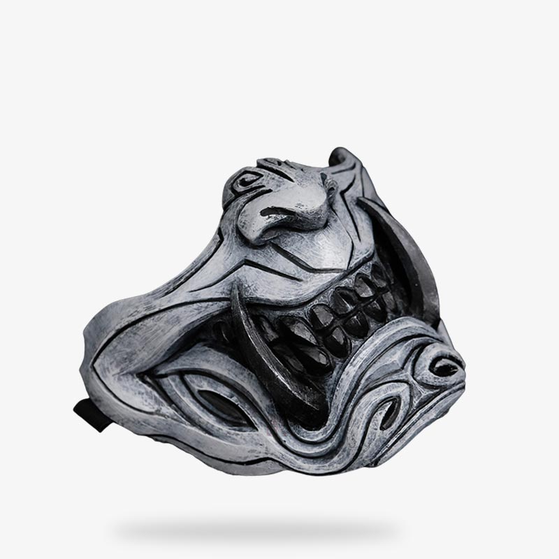 Le demi-masque samourai demon japonais est terrifiant. Ce masque cosplay se porte avec un deguisement d'Halloween ou bien un costume cosplay