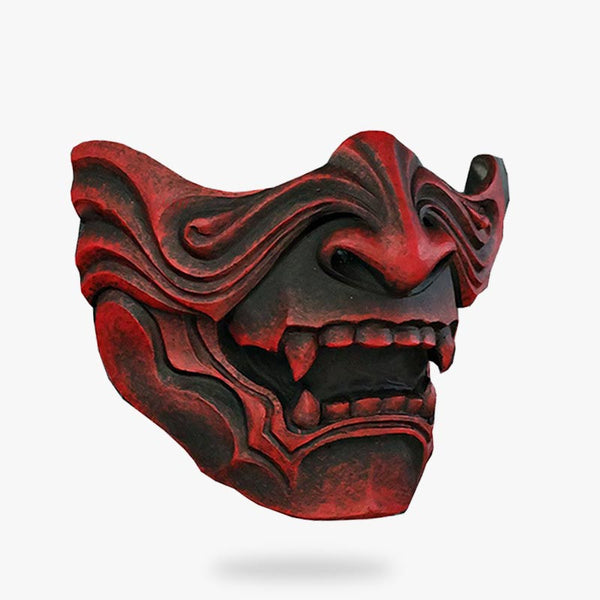 Ce demis masque samurai mempo est un visage de démon japonais oni avec des crocs de monstre
