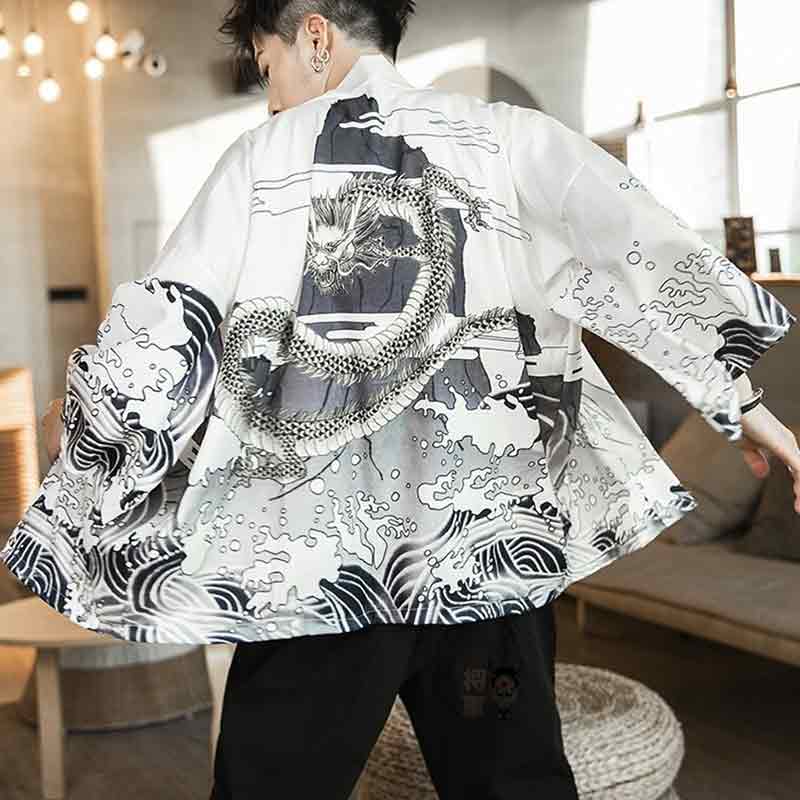 Homme japonais portant un dragon kimono blanc