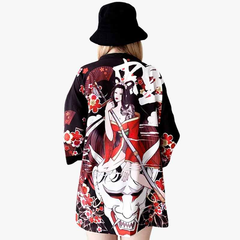 Une femme porte une veste kimono fluide legere avec un motif démon oni et une guerriere geisha