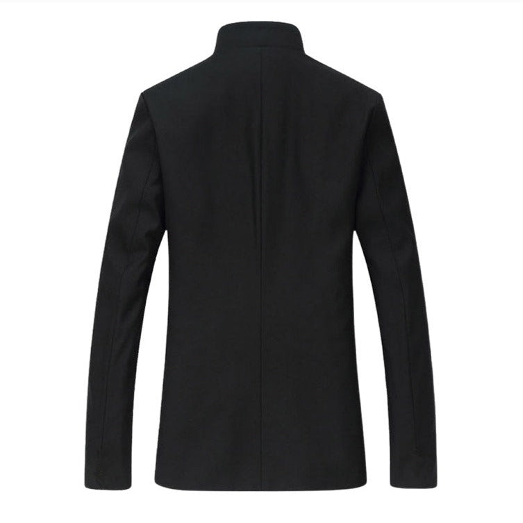 Gakuran blazer noir au style militaire, porté dans les écoles japonaises, avec une coupe droite et des boutons métalliques.