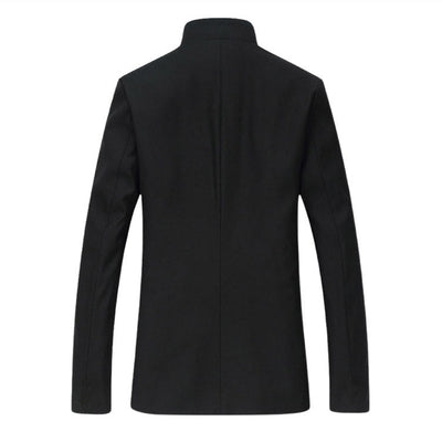 Gakuran blazer noir au style militaire, porté dans les écoles japonaises, avec une coupe droite et des boutons métalliques.