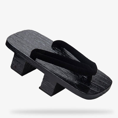 Cette sandale en bois est une geta japonaise. C'est la chaussure geisha et de samouraï
