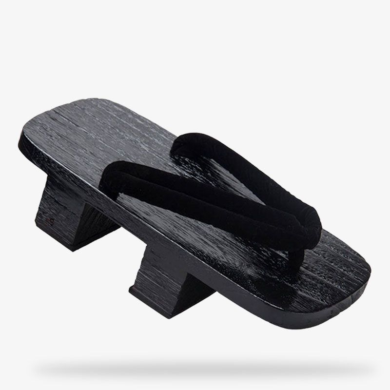 Cette sandale en bois est une geta japonaise. C'est la chaussure geisha et de samouraï