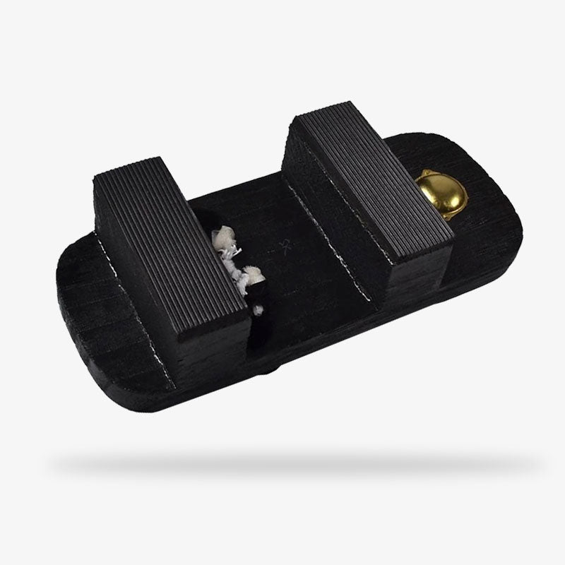 Cette geta japonaise antique est une sandale en bois geta. Il y a des dents sous la semelle. C'est la chaussure japonaise traditionnelle depuis l'ère Edo