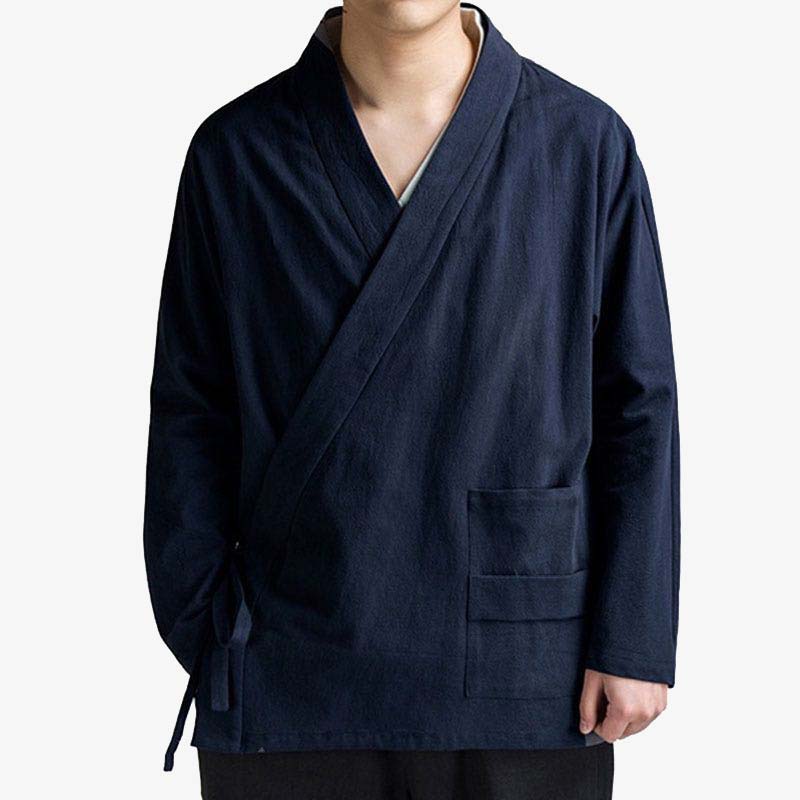un homme est vêtu  d'un cardigan style kimono de couleur bleu marine