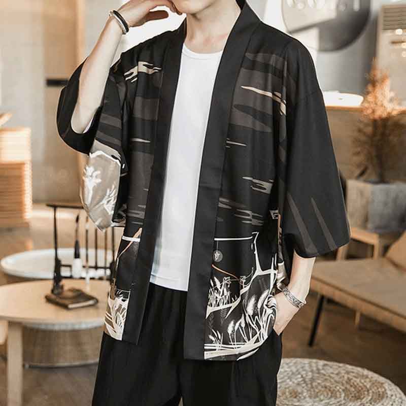 Homme portant un haori kitsune et un t-shirt blanc