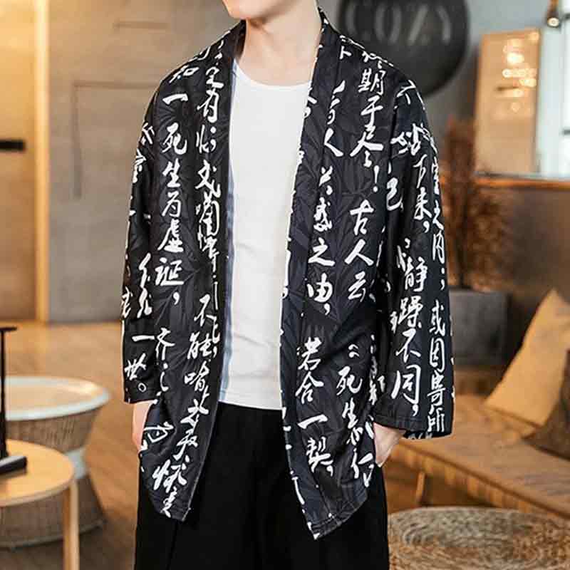 Un homme porte un hori traditionnel du Japon avec des kanji blancs imprimés. Il porte un t-shirt blanc à col rond