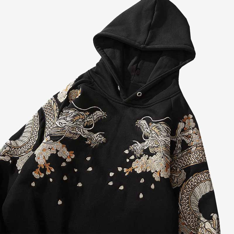 un hoodie dragon de couleur noir avec une capuche et des motifs japonais brodés