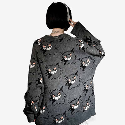 Une femme japonaise porte un hoodie Gengar avec un look oversize