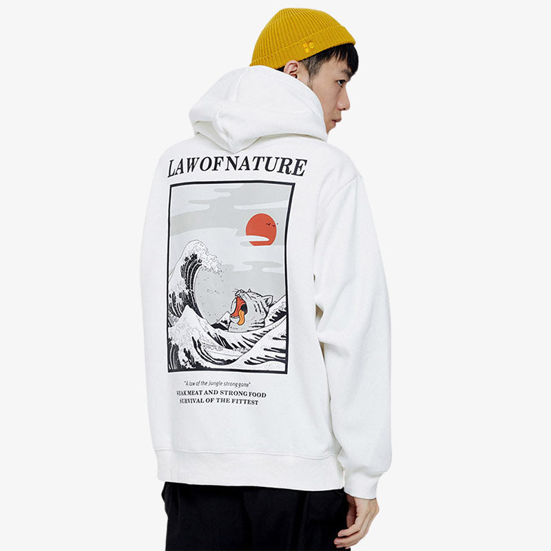 Un homme de dos porte un hoodie Kanagawa de couleur blanche. L'homme porte un sweat et un bonnet