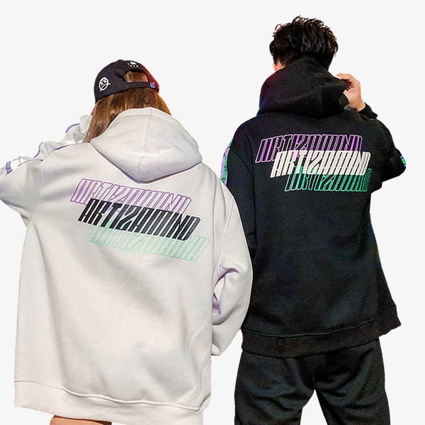 un homme et une femme portent des hoodies style japonais avec des inscriptions kanji dans le dos