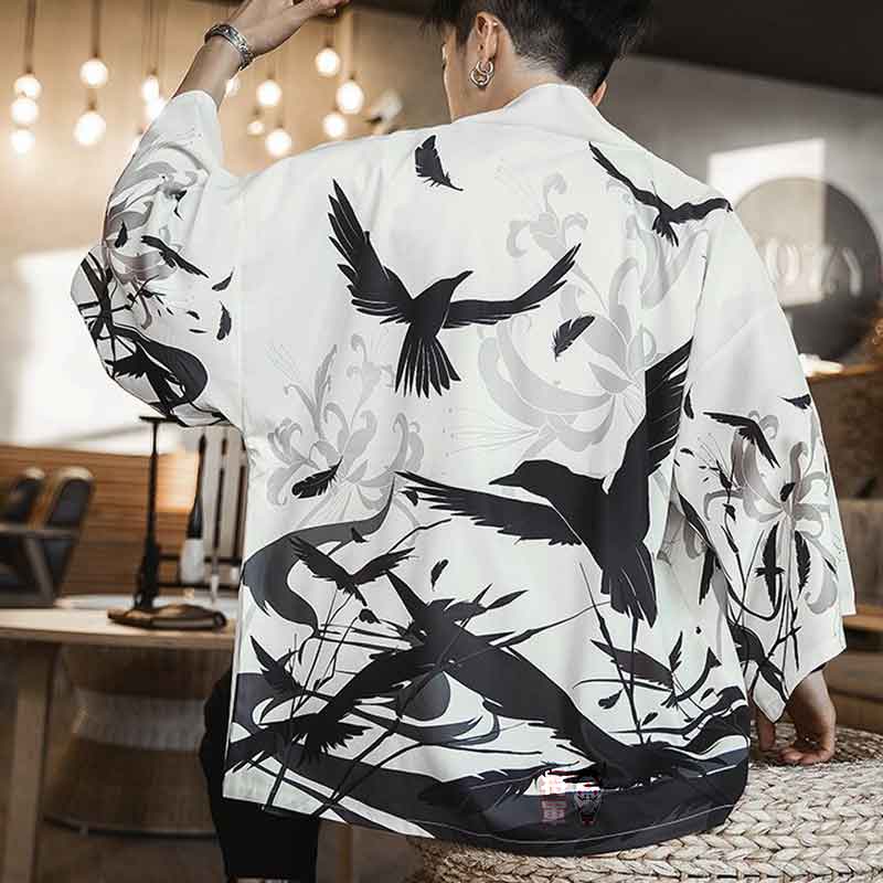 Homme japonais portant la veste haori d'Itachi Uchiha en kimono blanc