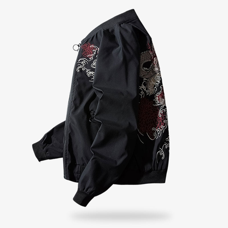 Cette veste sukajan est un jacket souvenir. Le manteau bomber est brodé avec un motfi de dragon japonais